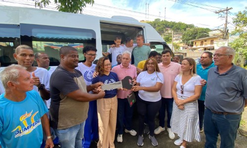 Apae de Piraí Recebe nova van para transporte de alunos com apoio da prefeitura